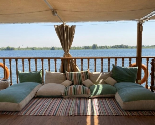 Dahabeya Queen Farida relax